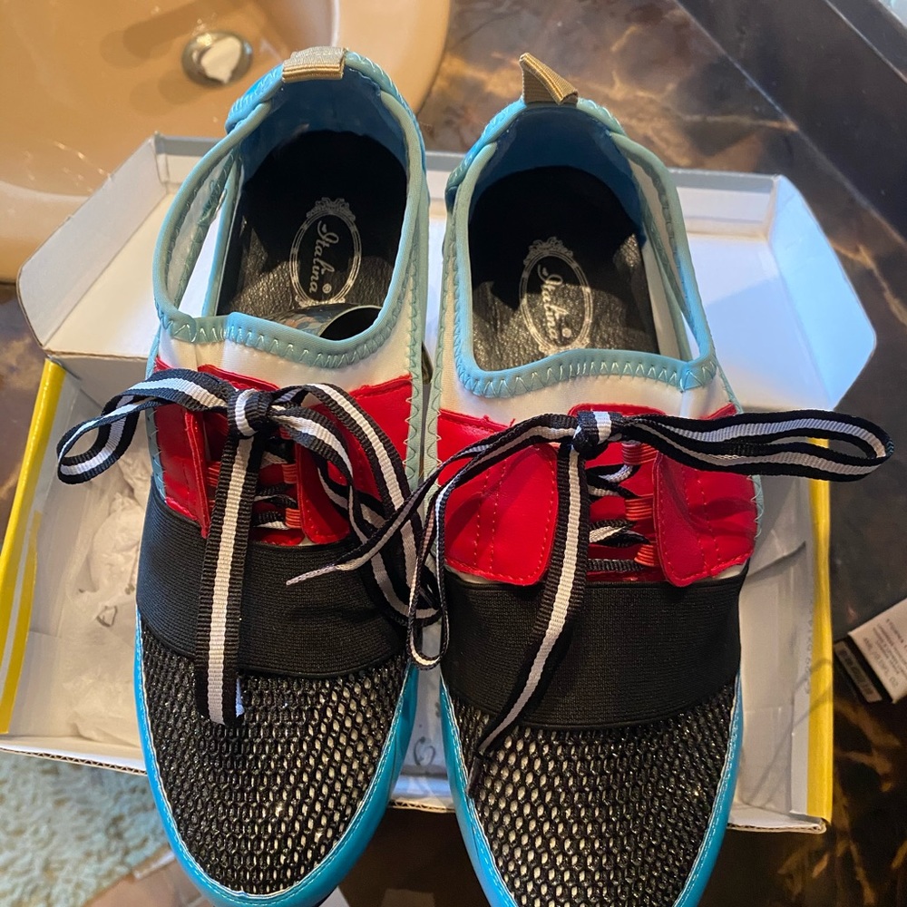 Fashion sneakers size 9. Women 9 EUC